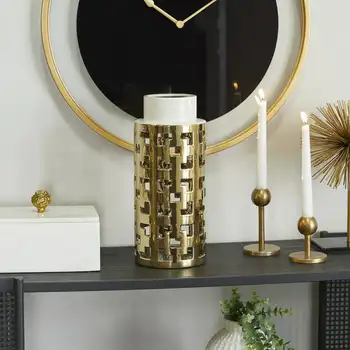 Золотая керамическая ваза с вырезанными золотыми вставками